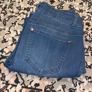 Light knee cut jeans
